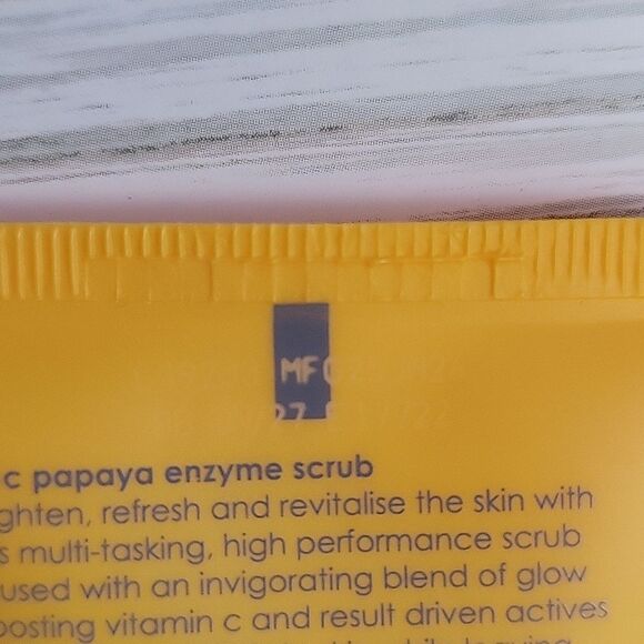 Rodial Vitamin C Papaya Enzyme Scrub - Picture 4 of 5